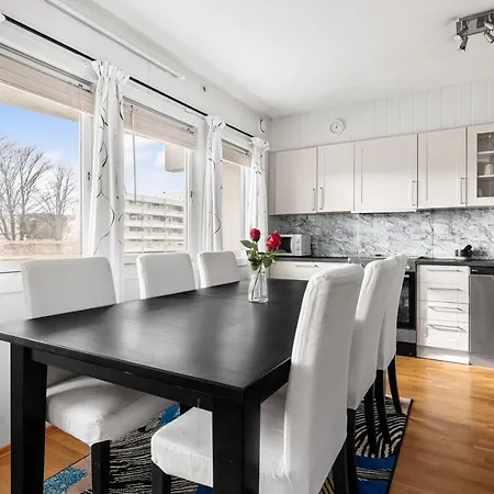 2 Bedroom Spacious Family Friendly Easy Access To Bus, Shops شقة *