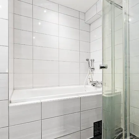 شقة 2 Bedroom Spacious Family Friendly Easy Access To Bus, Shops