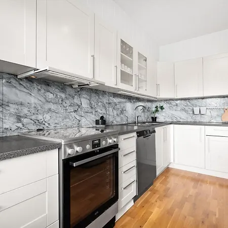 2 Bedroom Spacious Family Friendly Easy Access To Bus, Shops شقة
